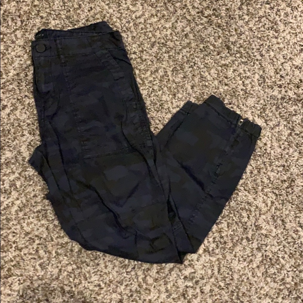 Camo cropped pants
